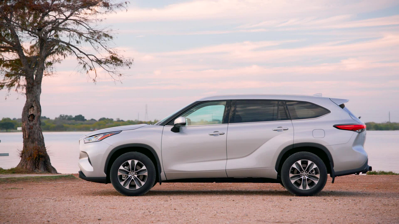 2020 Toyota Highlander XLE Gas Exterior: Silver Metallic B-ROLL