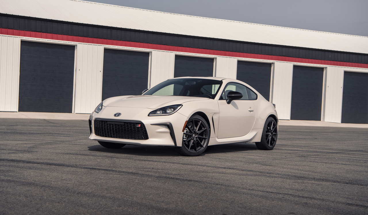 2022_GR86_Premium_HaloWhite_004